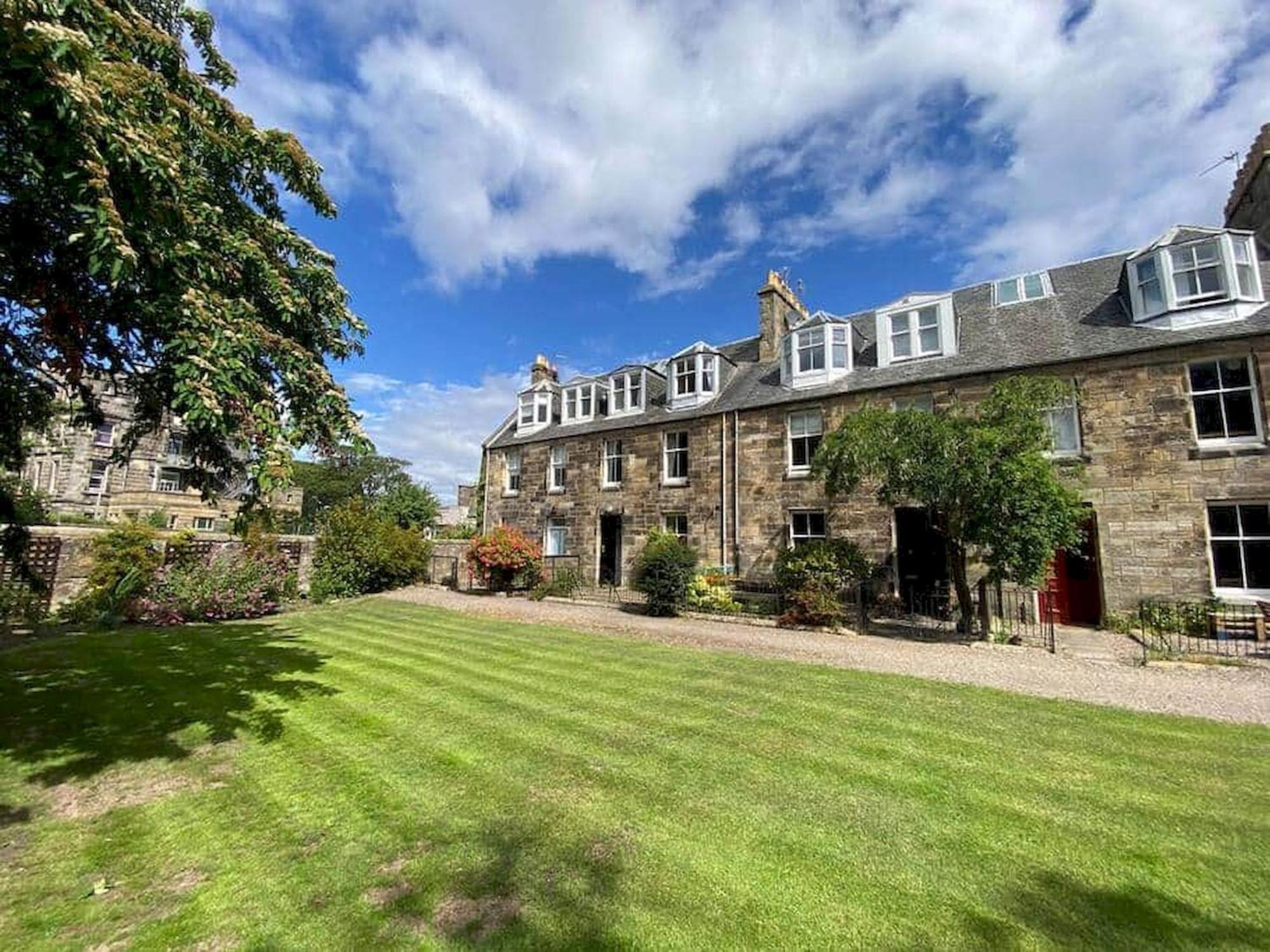 Abbotsford House Apartment *
